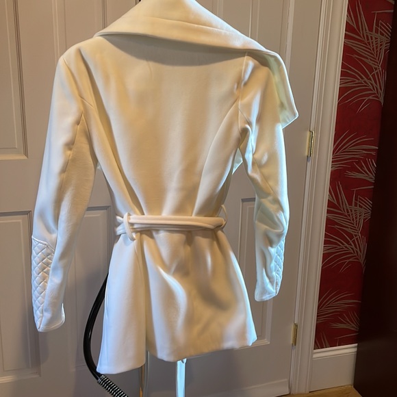 Small BCBG off white coat - Picture 3 of 3